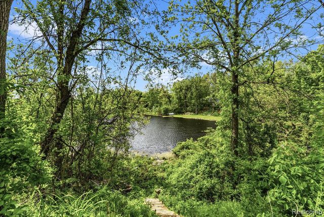 233 Peninsula Lake Drive, Highland, MI 48357