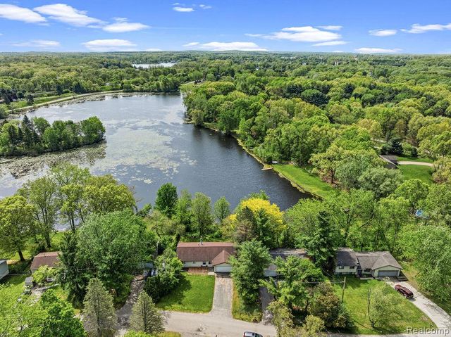 233 Peninsula Lake Drive, Highland, MI 48357