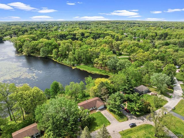233 Peninsula Lake Drive, Highland, MI 48357