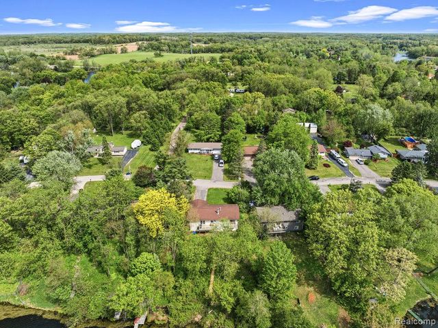 233 Peninsula Lake Drive, Highland, MI 48357