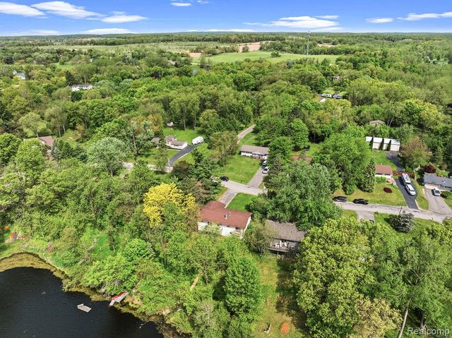 233 Peninsula Lake Drive, Highland, MI 48357