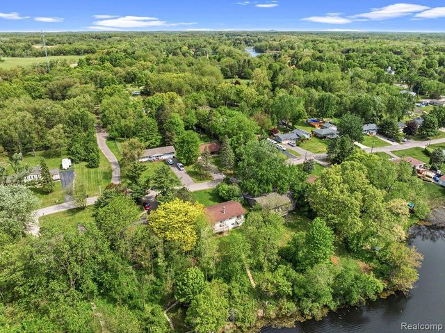 233 Peninsula Lake Drive, Highland, MI 48357