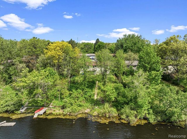 233 Peninsula Lake Drive, Highland, MI 48357