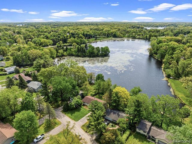 233 Peninsula Lake Drive, Highland, MI 48357
