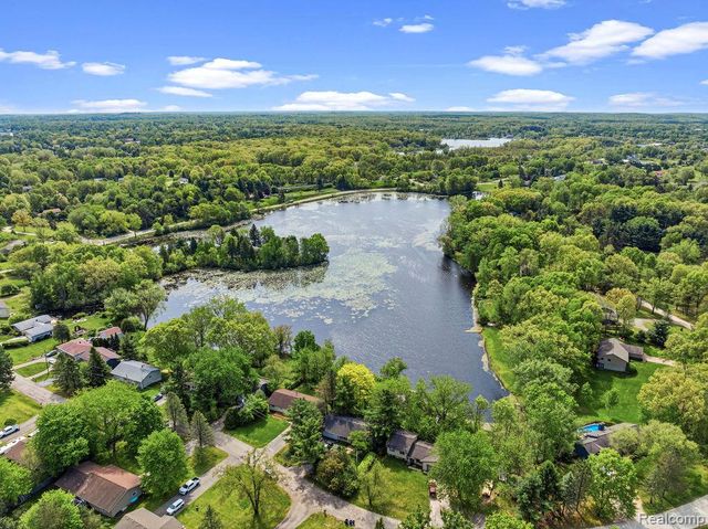 233 Peninsula Lake Drive, Highland, MI 48357