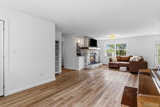 233 Peninsula Lake Drive, Highland, MI 48357