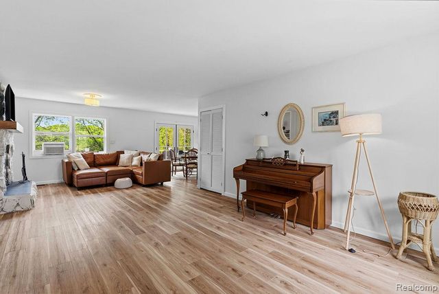 233 Peninsula Lake Drive, Highland, MI 48357