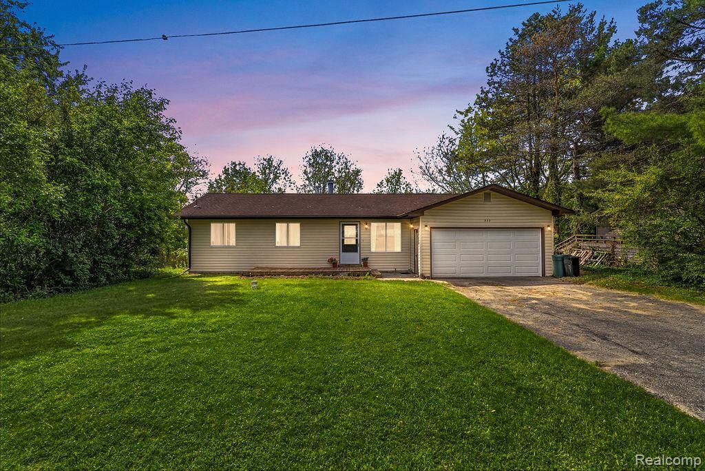 233 Peninsula Lake Drive, Highland, MI 48357
