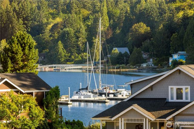 300 Bromley Place NW, Bainbridge Island, WA 98110