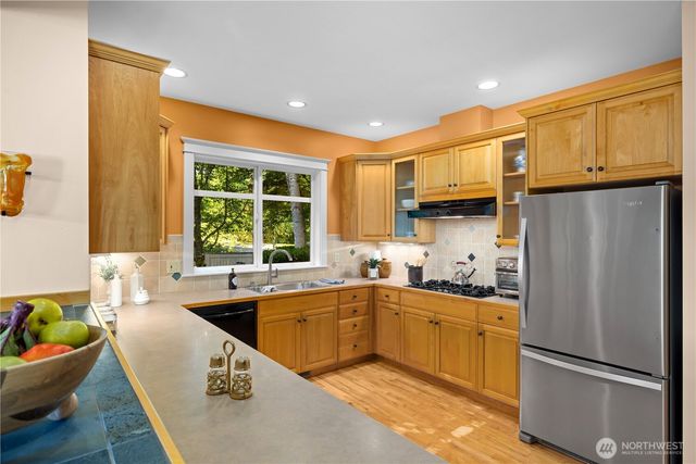 300 Bromley Place NW, Bainbridge Island, WA 98110
