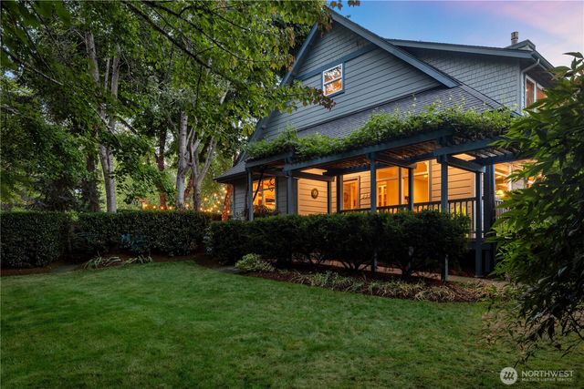 300 Bromley Place NW, Bainbridge Island, WA 98110