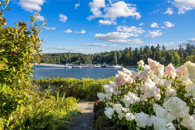 300 Bromley Place NW, Bainbridge Island, WA 98110
