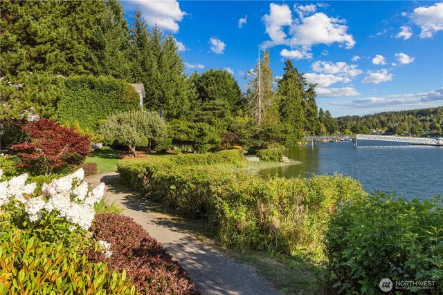 300 Bromley Place NW, Bainbridge Island, WA 98110