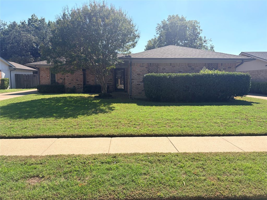 1620 Lexington Place, Bedford, TX 76022