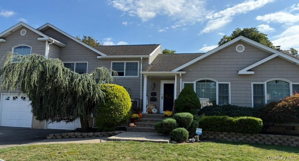 28 Grove Street, Massapequa, NY 11758