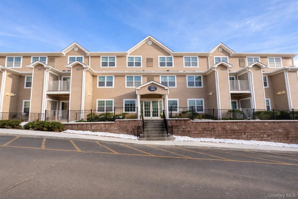 100 Woodcrest Lane 102, Mount Kisco, NY 10549