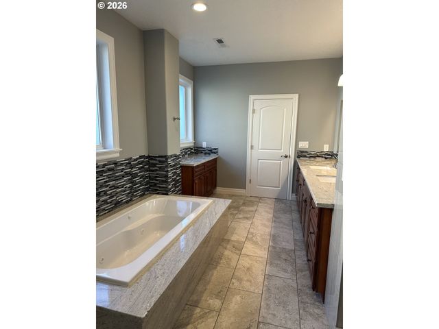 11301 Se CASCADE VIEW Dr, Happy Valley, OR 97086