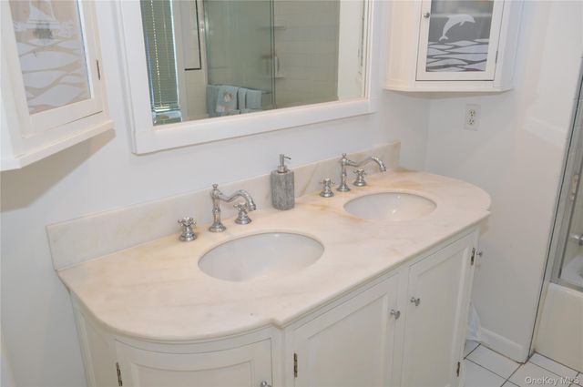 20 Greenwich Avenue, Bayville, NY 11709