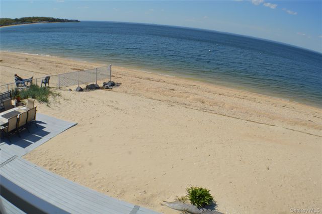 20 Greenwich Avenue, Bayville, NY 11709