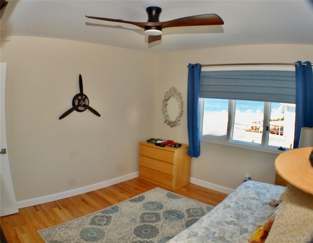 20 Greenwich Avenue, Bayville, NY 11709