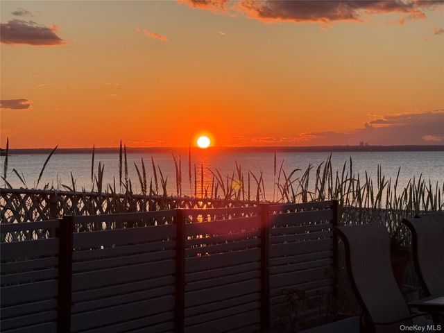 20 Greenwich Avenue, Bayville, NY 11709