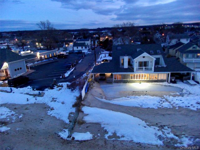 20 Greenwich Avenue, Bayville, NY 11709