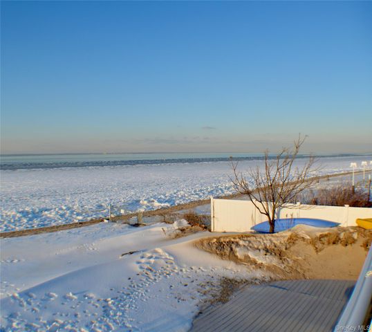 20 Greenwich Avenue, Bayville, NY 11709