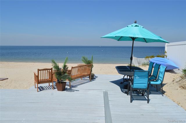 20 Greenwich Avenue, Bayville, NY 11709