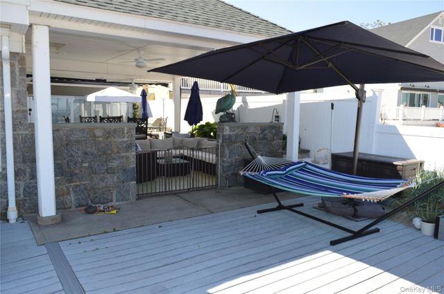 20 Greenwich Avenue, Bayville, NY 11709