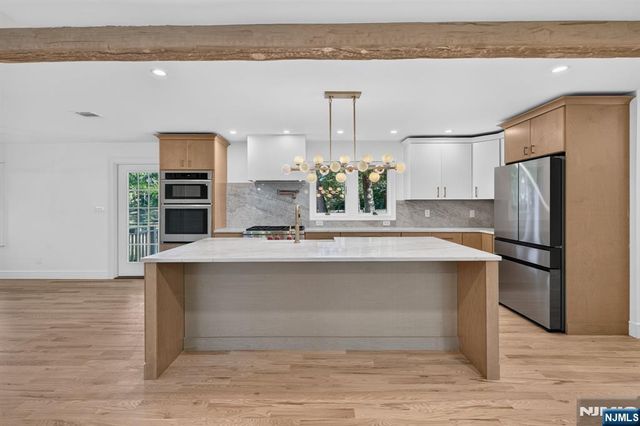 2 Garden Court, Ho-ho-kus, NJ 07423