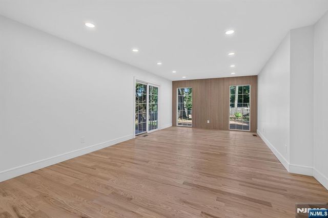 2 Garden Court, Ho-ho-kus, NJ 07423
