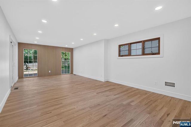 2 Garden Court, Ho-ho-kus, NJ 07423