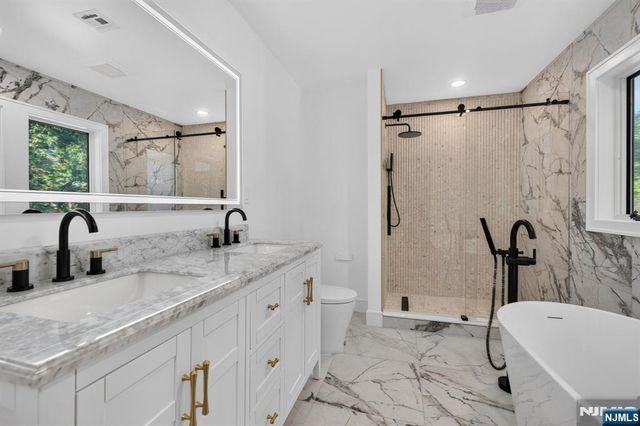 2 Garden Court, Ho-ho-kus, NJ 07423