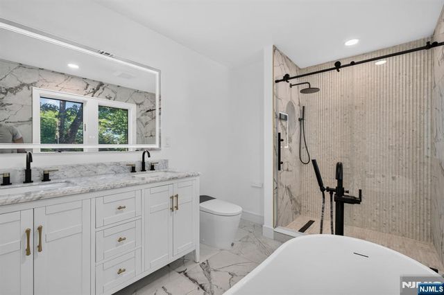 2 Garden Court, Ho-ho-kus, NJ 07423