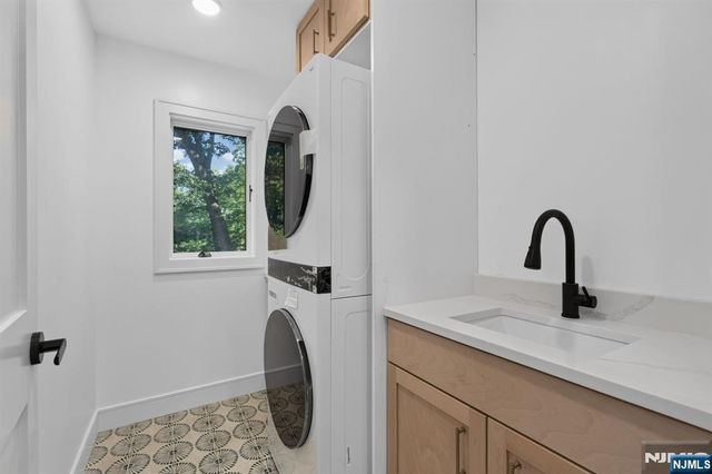 2 Garden Court, Ho-ho-kus, NJ 07423