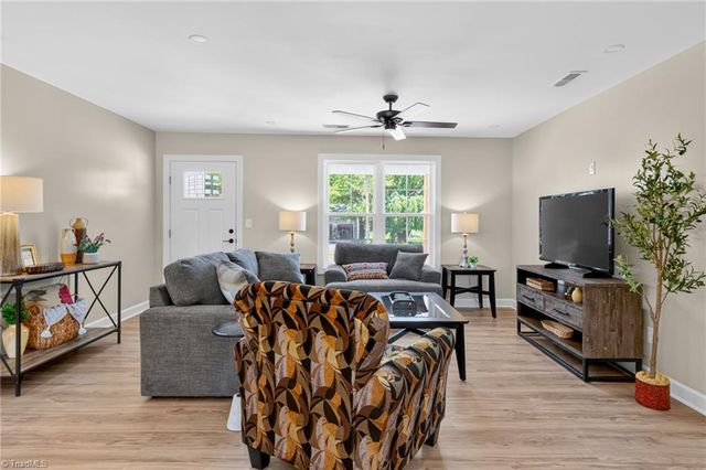 859 W Lee Avenue, Yadkinville, NC 27055