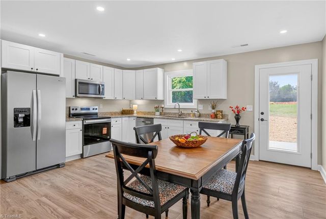 859 W Lee Avenue, Yadkinville, NC 27055