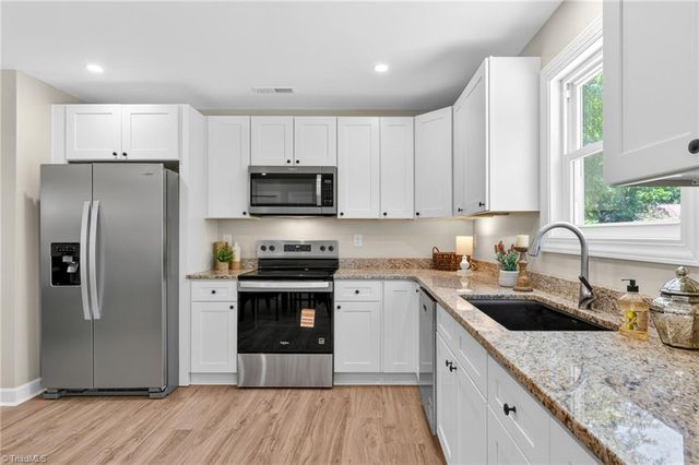 859 W Lee Avenue, Yadkinville, NC 27055