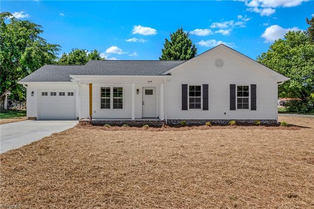 859 W Lee Avenue, Yadkinville, NC 27055