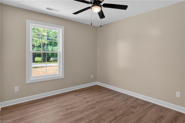 859 W Lee Avenue, Yadkinville, NC 27055