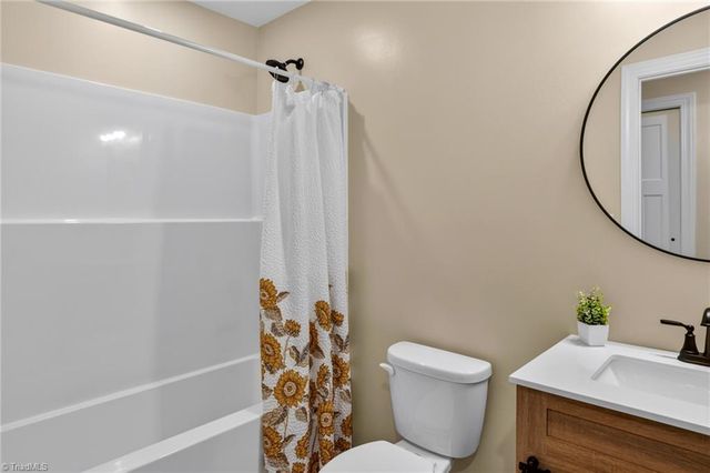 859 W Lee Avenue, Yadkinville, NC 27055