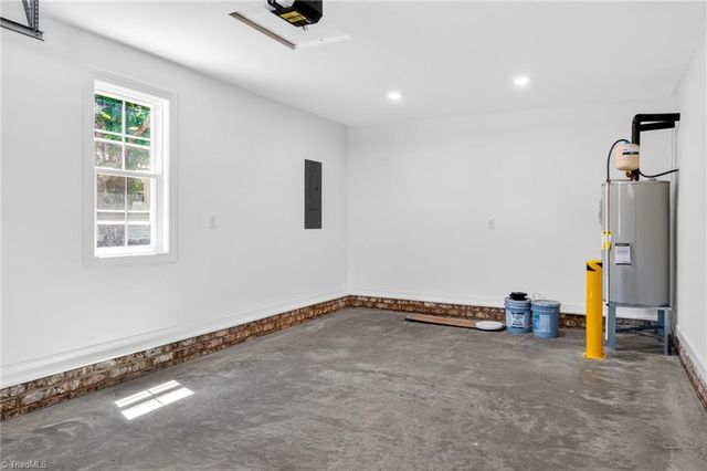 859 W Lee Avenue, Yadkinville, NC 27055
