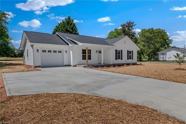 859 W Lee Avenue, Yadkinville, NC 27055