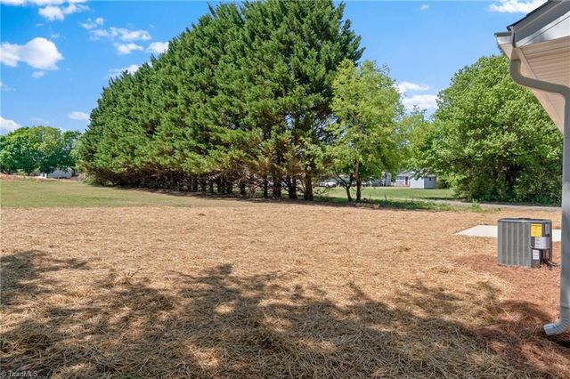 859 W Lee Avenue, Yadkinville, NC 27055