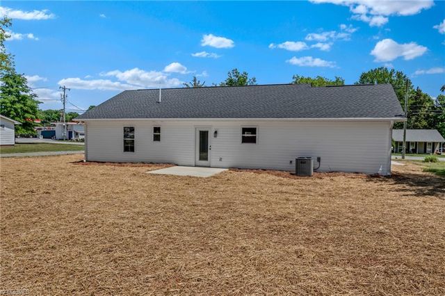 859 W Lee Avenue, Yadkinville, NC 27055