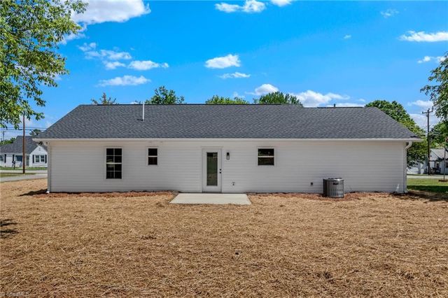 859 W Lee Avenue, Yadkinville, NC 27055