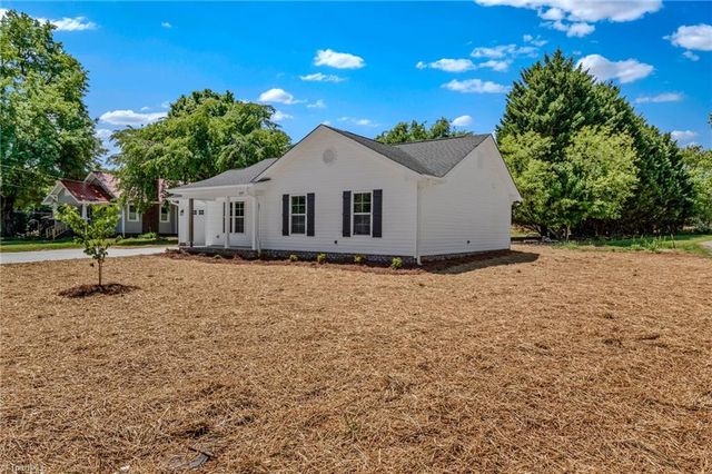 859 W Lee Avenue, Yadkinville, NC 27055