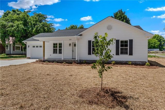 859 W Lee Avenue, Yadkinville, NC 27055