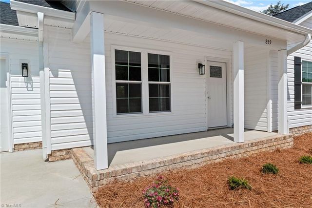 859 W Lee Avenue, Yadkinville, NC 27055