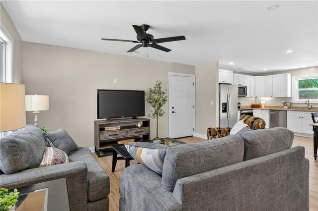 859 W Lee Avenue, Yadkinville, NC 27055